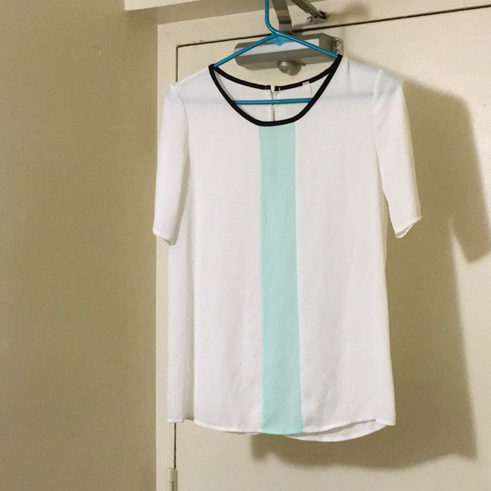 Pretty blouse with zipper in back